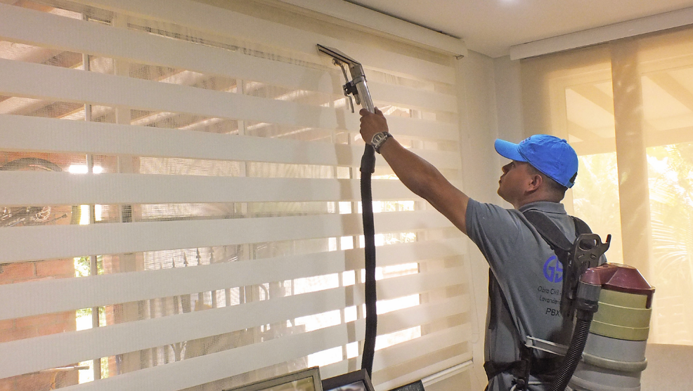 Limpieza-de-cortinas-roller-screen